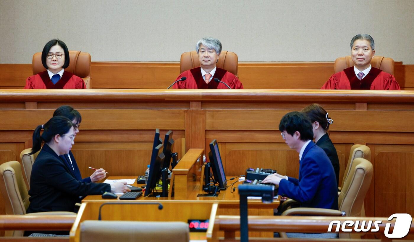 본문 이미지 - 이종석 헌법재판소장(가운데), 이은애(왼쪽), 이영진 재판관이 28일 오후 서울 종로구 헌법재판소 대심판정에서 3월 사건 선고를 위해 자리하고 있다. 2024.3.28/뉴스1 ⓒ News1 안은나 기자