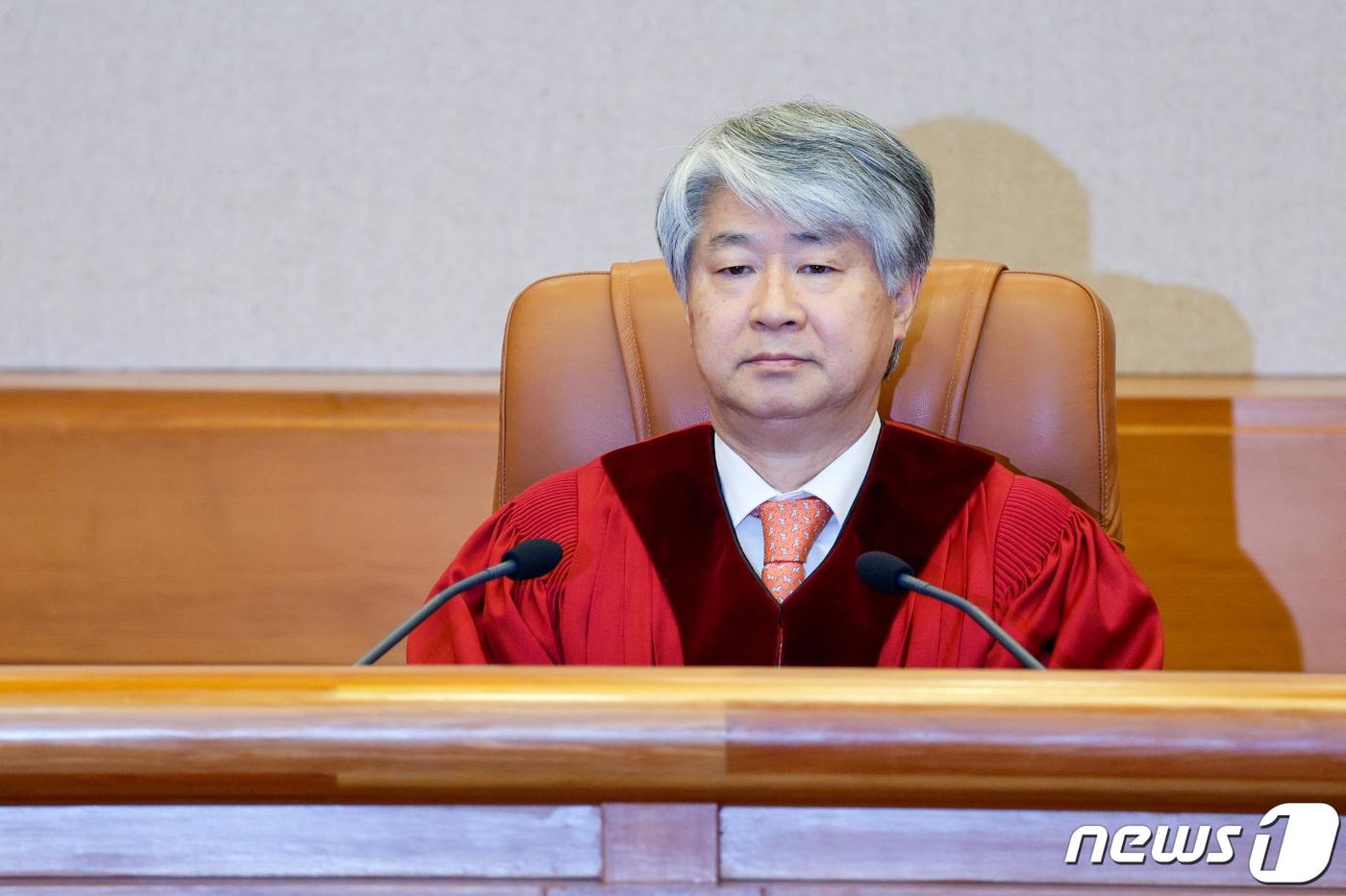 본문 이미지 - 이종석 헌법재판소장이 28일 헌재 대심판정에서 사건 선고를 위해 자리하고 있다. 2024.3.28/뉴스1 ⓒ News1 안은나 기자