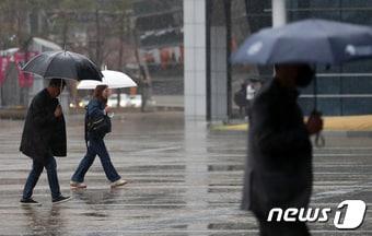본문 이미지 - 봄비가 내리는 28일 오후 부산 해운대구 벡스코 광장에서 우산을 쓴 시민이 발걸음을 옮기고 있다. 2024.3.28 ⓒ 뉴스1 윤일지 기자