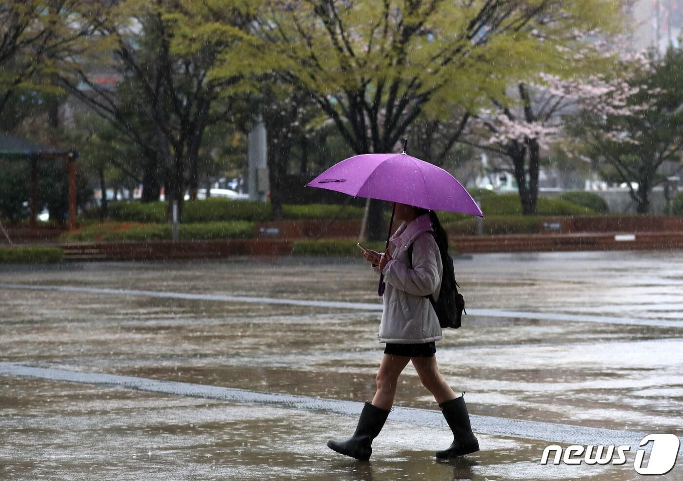 부산 해운대구 벡스코 광장에서 우산을 쓴 시민이 발걸음을 옮기고 있다. 2024.3.28/뉴스 ⓒ News1 윤일지 기자