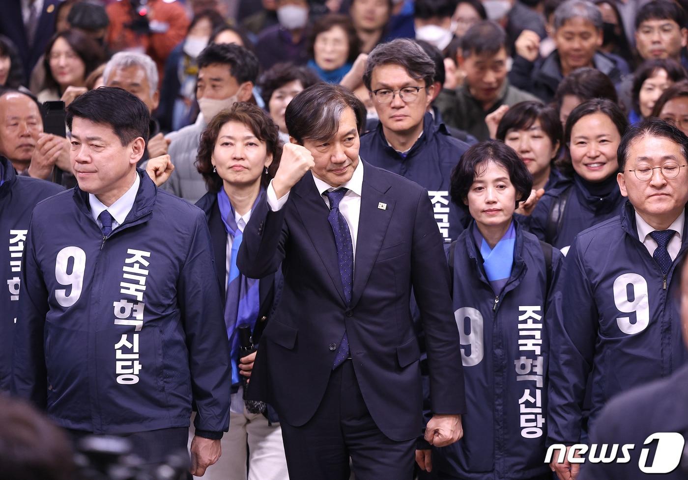 본문 이미지 - 조국 조국혁신당 대표가 28일 오후 대구 중구 대구도시철도 1호선 중앙로역 대구지하철화재참사 기억공간을 찾아 희생자를 추모한 뒤 동성로를 향해 이동하고 있다. 2024.3.28/뉴스1 ⓒ News1 공정식 기자