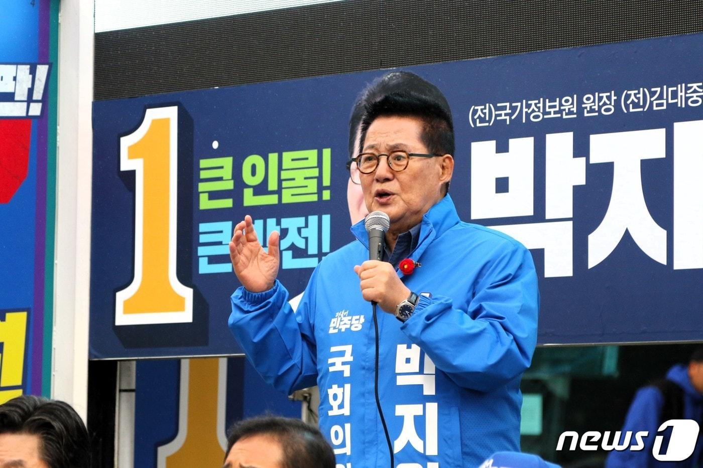 본문 이미지 - 박지원 더불어민주당 해남완도진도 후보가 28일 해남 버스터미널앞에서 유권자들에게 지지를 호소하고 있다.(박지원 선거사무실 제공)2024.3.28/뉴스1 ⓒ News1 김태성 기자