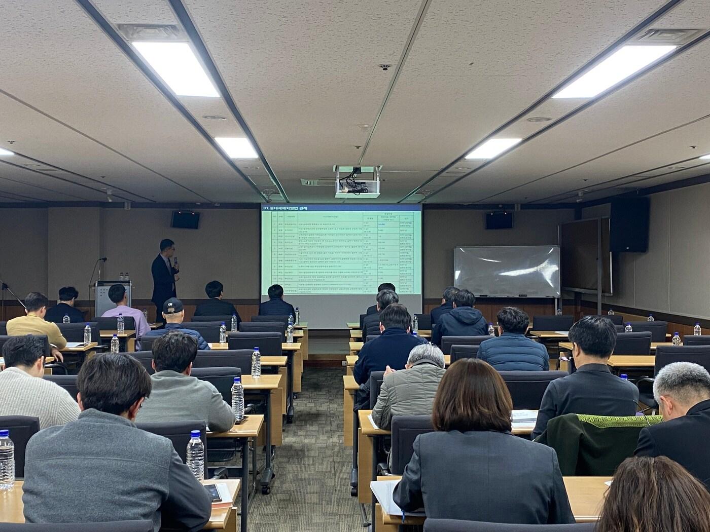 본문 이미지 - 27일 청주도시첨단문화산업단지에서 충청지역본부 김성훈 실장이 강의중인 모습.(국토안전관리원 제공)