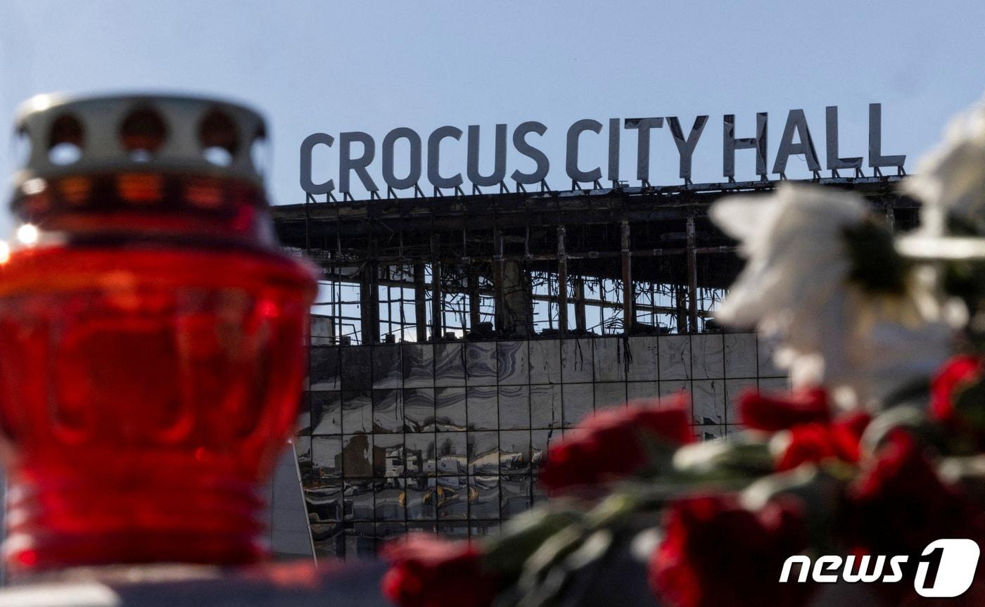 총격 사건이 벌어진 이후 27일(현지시간) 러시아 모스크바의 크로커스 시티홀 공연장 앞에 조화가 놓인 모습. 2024.03.27 ⓒ 로이터=뉴스1 ⓒ News1 정지윤 기자