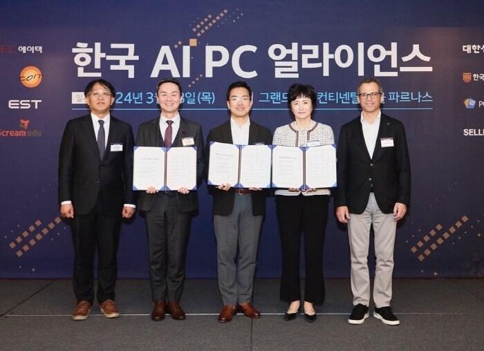 본문 이미지 - 28일 국내 AI 기업의 글로벌 온디바이스 시장 진출을 목표로 '한국 AI PC 얼라이언스'(K-APA)가 출범했다. 왼쪽부터 조경원 중소벤처기업부 창업정책관, 지준경 폴라리스오피스 대표, 정상원 이스트소프트 대표, 권명숙 인텔코리아 대표, 데이브 구찌 인텔 글로벌 유통판매 총괄 부사장(이스트소프트 제공)
