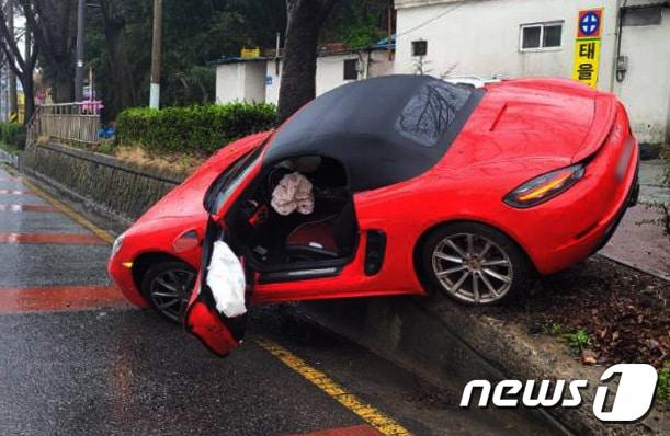 본문 이미지 - 28일 광주 북구 신안동 신안교 인근 편도 3차선 도로에서 외제차가 인도로 돌진했다. (독자제공)/뉴스1 ⓒ News1 