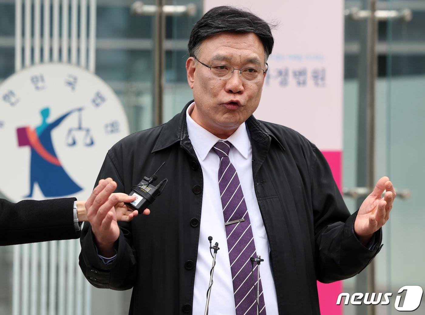 본문 이미지 - 전국 의과대학 교수협의회 소송대리인인 이병철 변호사가 의대 입학정원 증원처분 등 집행정지 사건 심문기일에 출석하며 입장을 밝히고 있다. 2024.3.28/뉴스1 ⓒ News1 김진환 기자