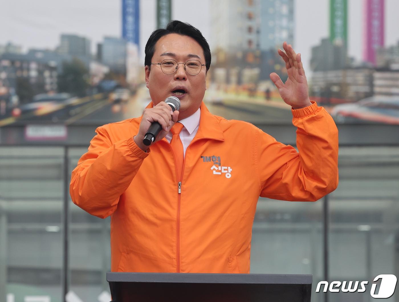 본문 이미지 - 천하람 개혁신당 총괄선대위원장이 28일 서울 영등포구 영등포역 앞에서 열린 중앙당 발대식에서 허은아 후보의 지지를 호소하고 있다. 2024.3.28/뉴스1 ⓒ News1 송원영 기자