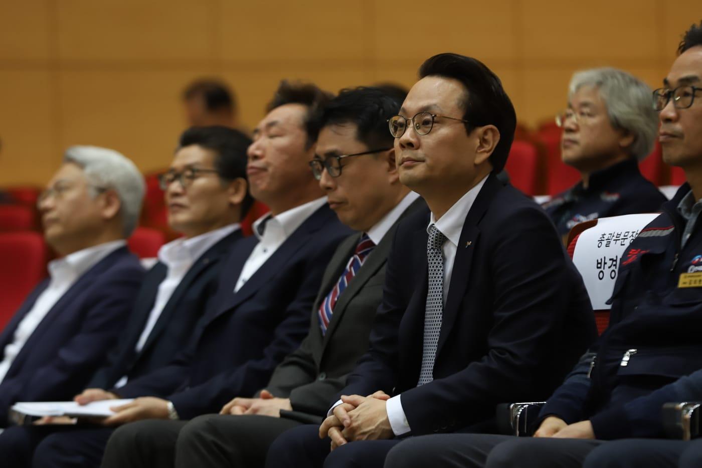 방경만 KT&G 신임 사장(오른쪽 두번째)이 28일 주주총회에 자리하고 있다.(KT&G 제공)