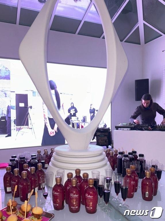 본문 이미지 - 미스치프 팝업파티에서 현지 인플루언서들에게 제공된 보해 복분자주(보해양조 제공)/뉴스1 