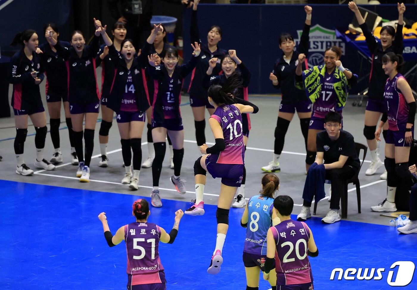 본문 이미지 - 28일 오후 경기 수원시 장안구 수원실내체육관에서 열린 프로배구 ‘도드람 2023~2024 V리그’ 여자부 챔피언결정전 1차전 흥국생명과 현대건설의 경기, 1세트 흥국생명 김연경이 득점에 성공한 뒤 웜업존 선수들을 향해 세리머니를 하고 있다. 2024.3.28/뉴스1 ⓒ News1 김진환 기자