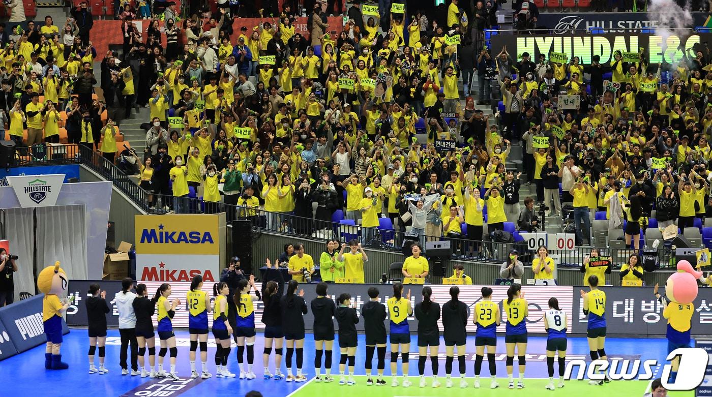 본문 이미지 - 30일 경기 수원체육관에서 열리는 현대건설과 흥국생명의 2023-24 도드람 V리그 챔피언결정전 2차전이 매진됐다. /뉴스1 ⓒ News1 김진환 기자