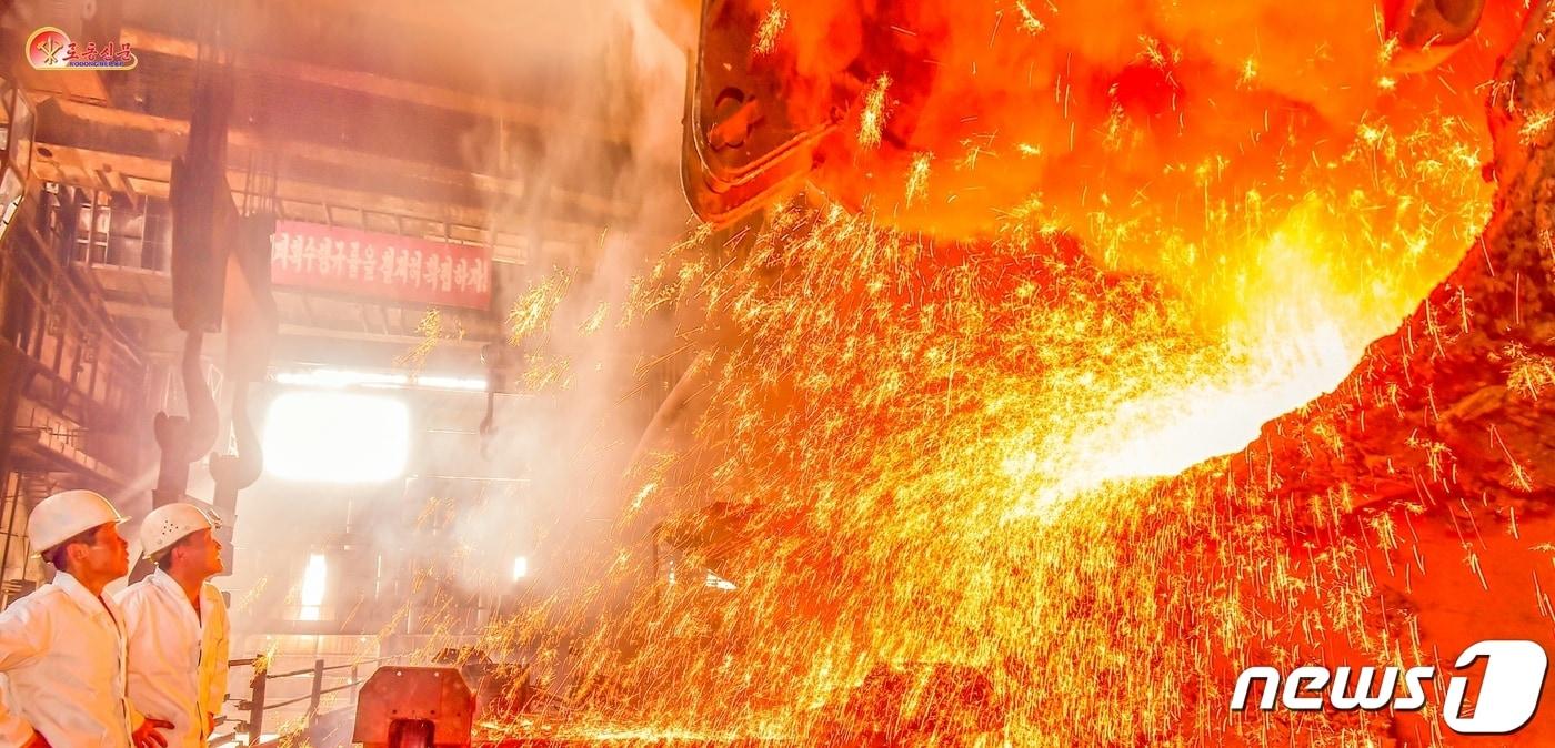 본문 이미지 - (평양 노동신문=뉴스1) = 북한 노동당 기관지 노동신문은 29일 전력과 석탄, 비료 생산에서 이룩한 성과를 선전하면서 올해 당 정책 결정 관철을 위한 각 부문의 생산을 독려했다. 사진은 북한 김책제철연합기업소의 모습. [국내에서만 사용가능. 재배포 금지. DB 금지. For Use Only in the Republic of Korea. Redistribution Prohibited] rodongphoto@news1.kr