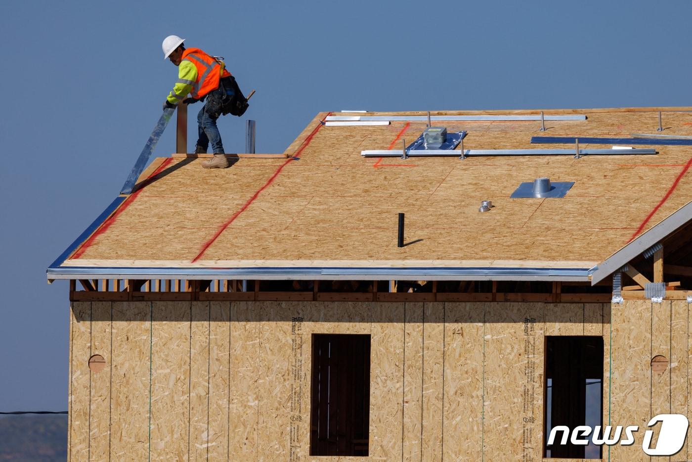 본문 이미지 - 28일(현지시간) 미국 캘리포니아주 메니피에서 한 작업자가 주택을 건설하고 있다. (사진은 기사 내용과 무관함) 2024.03.28 ⓒ 로이터=뉴스1 ⓒ News1 정지윤 기자