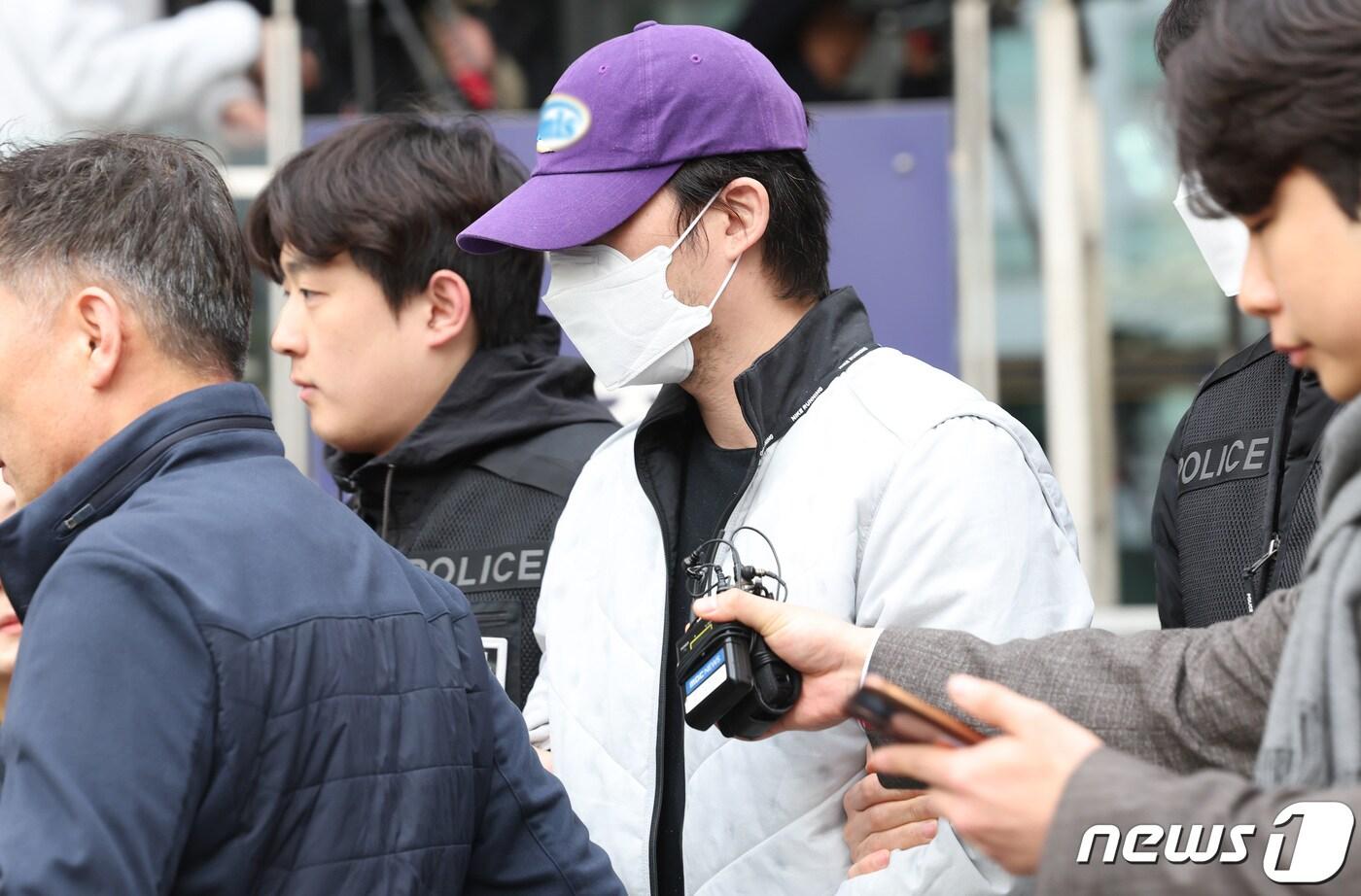 마약 투약 혐의로 체포된 전직 프로야구 선수 오재원이 지난해 3월 29일 오전 서울강남경찰서에서 서울중앙지검으로 송치되고 있다. 2024.3.29/뉴스1 ⓒ News1 김민지 기자