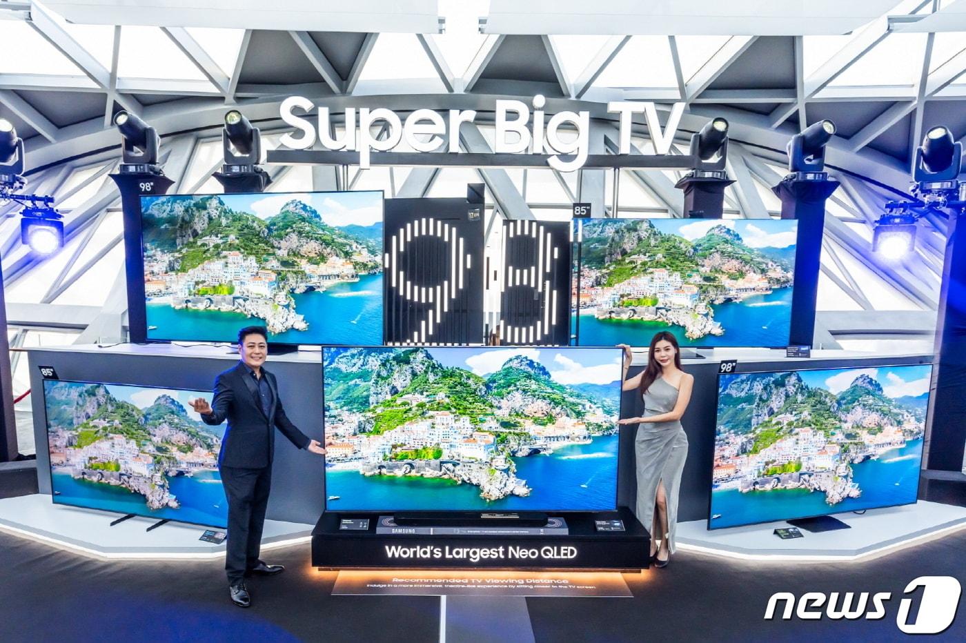 삼성전자 직원과 모델이 2024년형 98형 네오 QLED 4K를 소개하고 있다. (삼성전자 제공) 2024.3.29/뉴스1