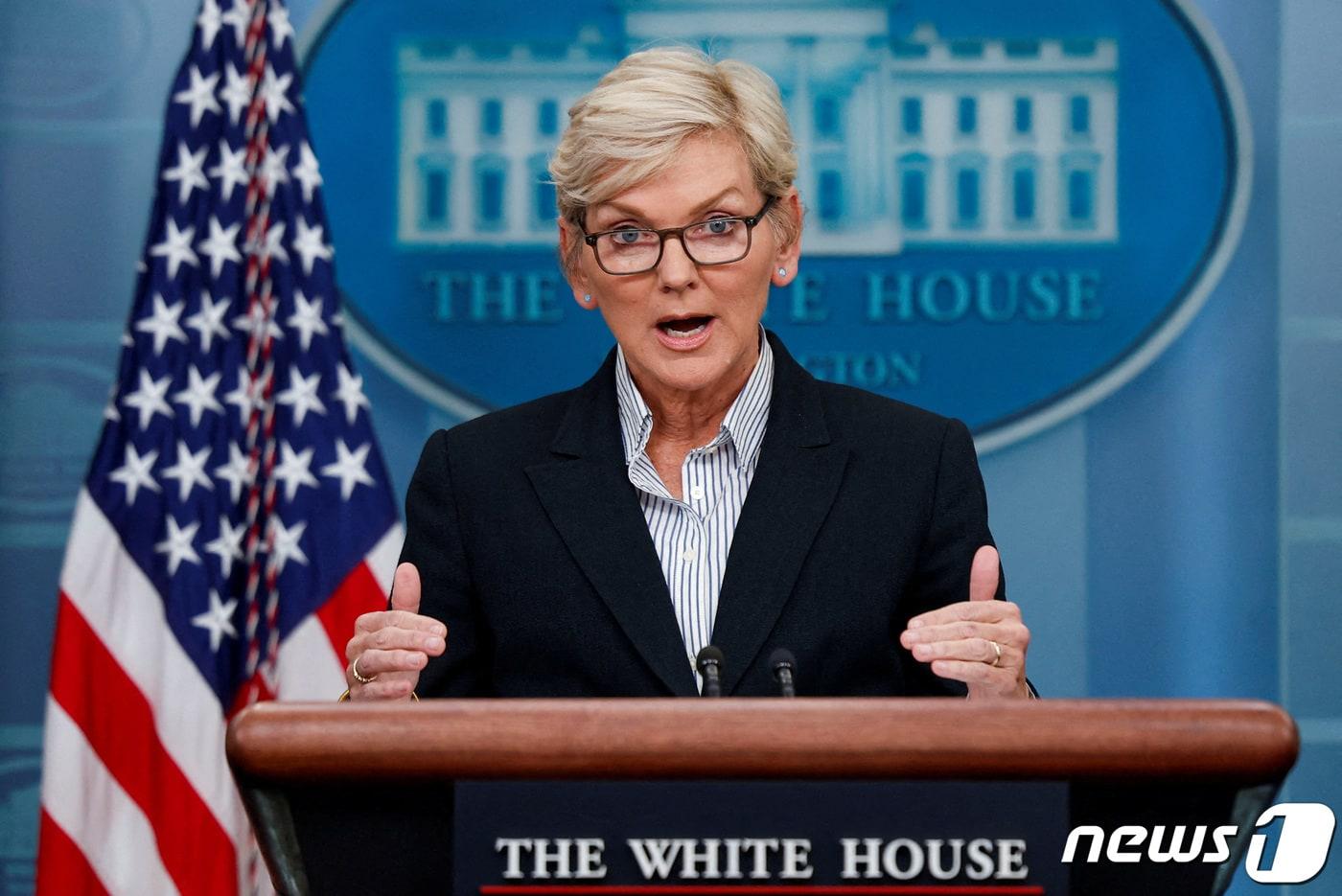 본문 이미지 - 제니퍼 그랜홈 미국 에너지부 장관이 지난해 10월 워싱턴D.C 백악관에서 정례 브리핑을 하는 모습. 2023.10.31. ⓒ 로이터=뉴스1 ⓒ News1 김성식 기자