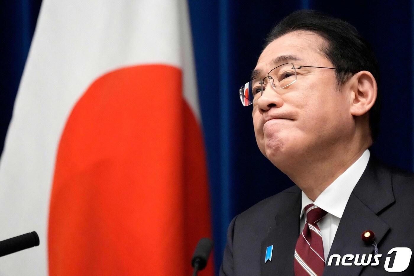 본문 이미지 - 기시다 후미오 일본 총리가 28일(현지시간) 도쿄 총리 관저에서 기자회견을 하며 입술을 굳게 물고 있다. 2024.3. 29 ⓒ AFP=뉴스1 ⓒ News1 우동명 기자