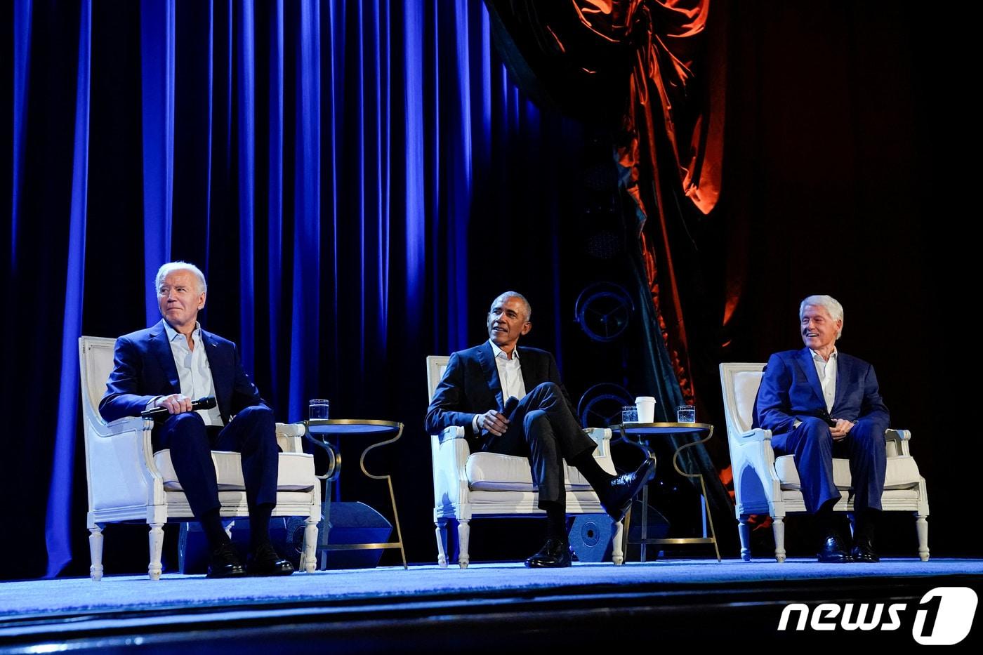 28일(현지시간) (왼쪽부터) 조 바이든 미국 대통령과 버락 오바마·빌 클린턴 전 대통령이 뉴욕 라디오 시티 뮤직홀에서 바이든 대통령의 대선 기금 모금 행사에 참석하고 있다. 2024.03.29 ⓒ 로이터=뉴스1 ⓒ News1 조소영 기자