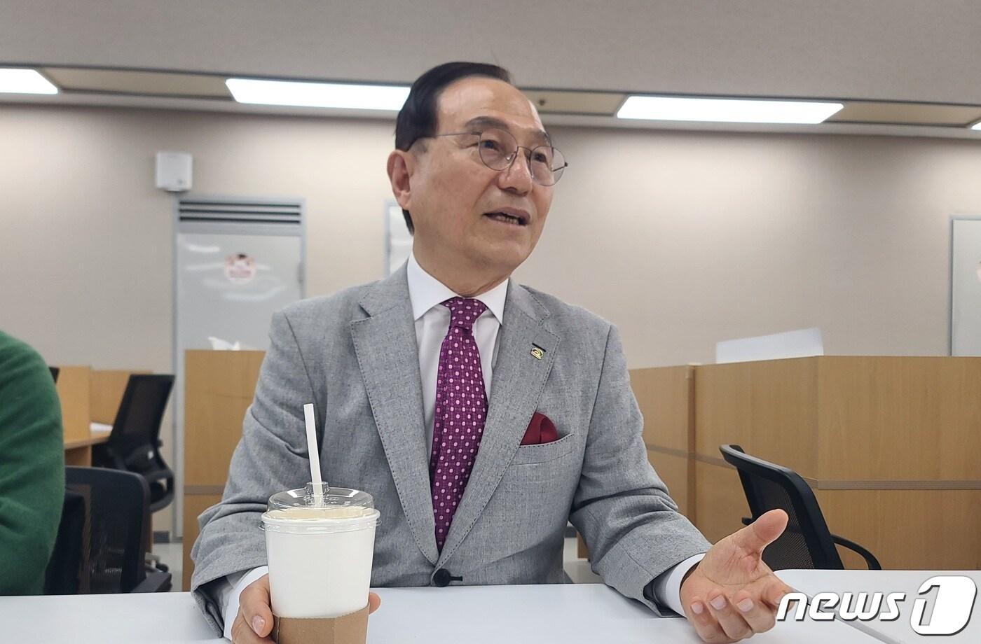 본문 이미지 - 2심에서 당선무효형을 선고받은 박상돈 시장이 지난 27일 시청 브리핑룸에서 기자들에게 재판 소회 등을 설명하고 있다./뉴스1ⓒNews1