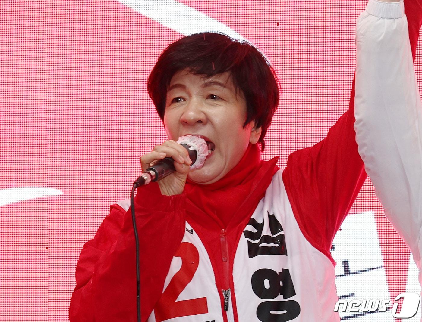 본문 이미지 - 제22대 국회의원선거 서울 영등포구갑에 출마한 김영주 국민의힘 후보가 29일 오전 서울 영등포구 영진시장삼거리에서 유권자들에게 인사하고 있다. 2024.3.29/뉴스1 ⓒ News1 구윤성 기자