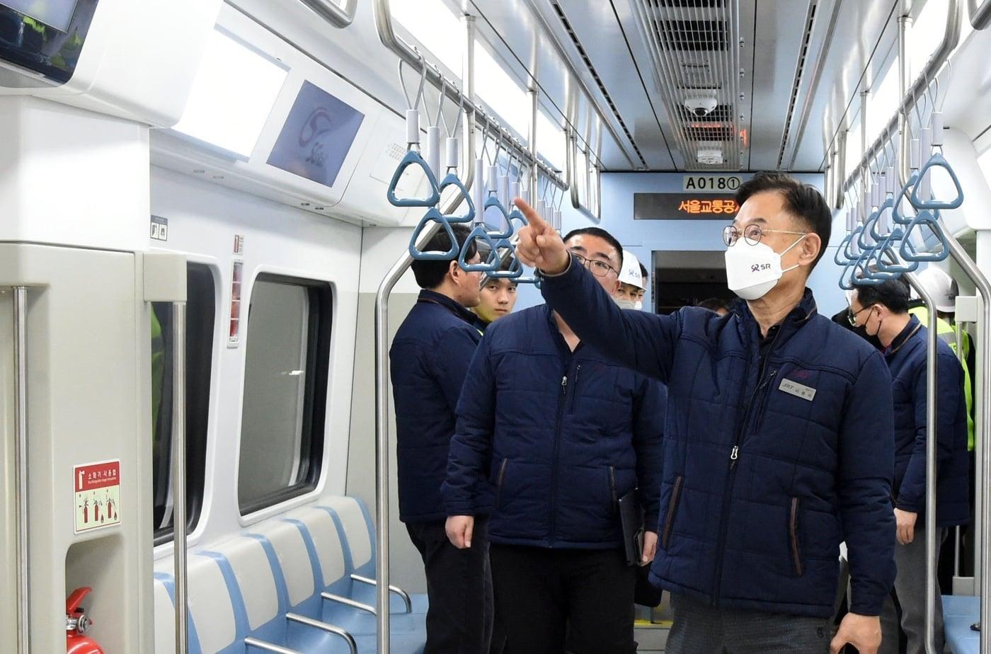 이종국 SR 대표이사가 GTX A 개통 대비 현장점검을 하고 있다.(SR 제공)