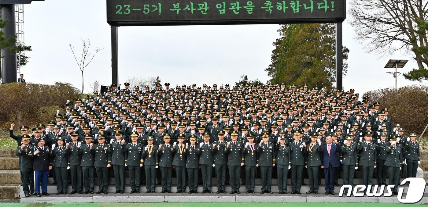 지난 3월 29일 전라북도 익산 육군부사관학교에서 열린 '23-5기 부사관 임관식'에서 임관자들이 기념촬영을 하고 있다. 이날 신임 부사관 320명(남군 199명·여군 121명)이 각각 민간과정, 장기복무과정, 현역과정을 거쳐 임관했다. (육군 제공) (사진은 기사 내용과 무관함) / 뉴스1 ⓒ News12024.3.29/뉴스1