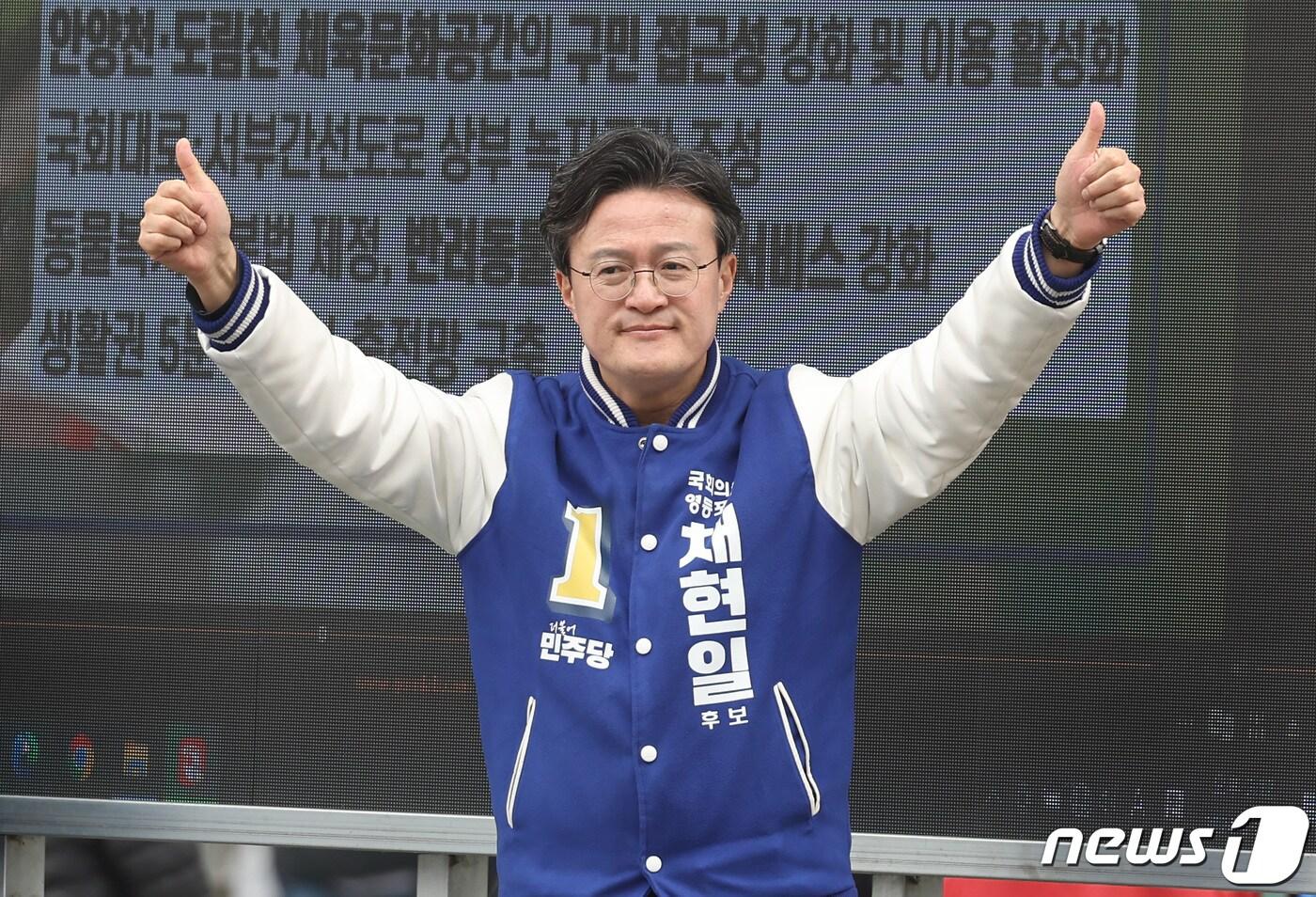 본문 이미지 - 채현일 더불어민주당 영등포갑 후보가 29일 오후 서울 영등포구 선유도역 인근에서 시민들을 향해 인사하고 있다. 2024.3.29/뉴스1 ⓒ News1 김민지 기자