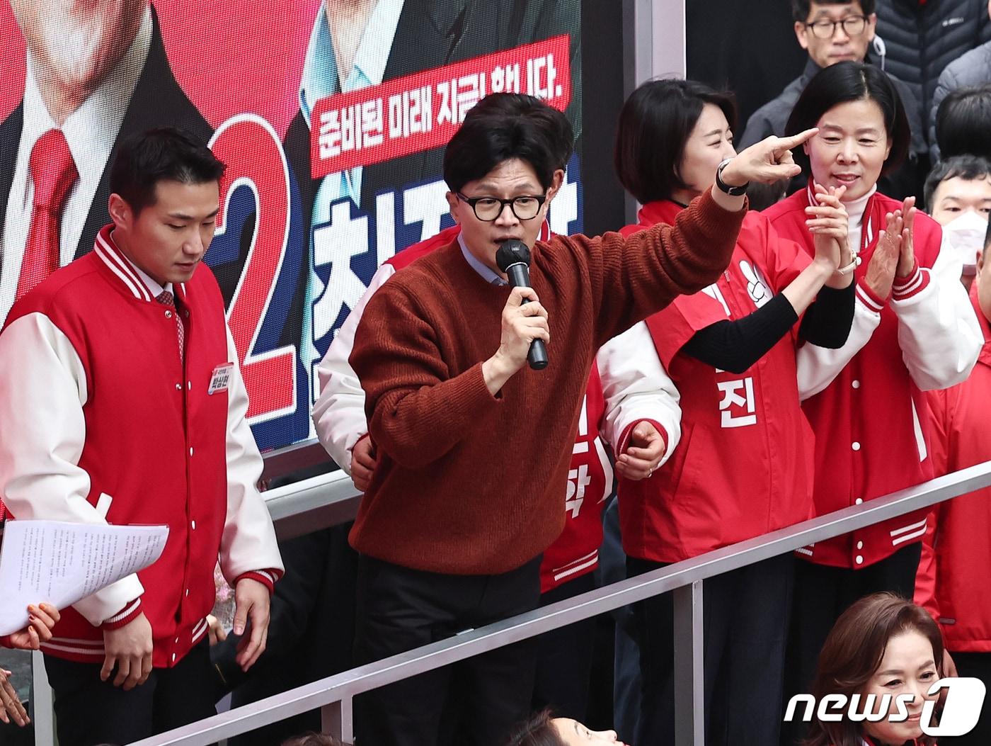 본문 이미지 - 한동훈 국민의힘 비상대책위원장 겸 총괄선거대책위원장이 29일 오후 경기 군포시 산본로데오거리에서 최진학 군포시 후보 지원유세를 하고 있다. 2024.3.29/뉴스1 ⓒ News1 구윤성 기자