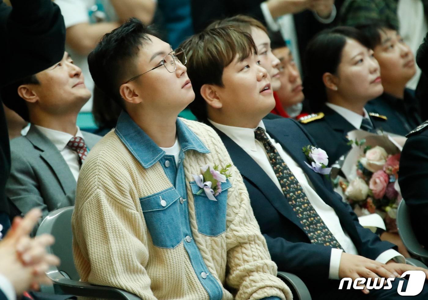 여행 크리에이터 빠니보틀과 곽튜브(오른쪽)가 29일 인천공항 1터미널 밀레니엄홀에서 열린 ‘인천공항 개항 23주년 기념 디지털 전환 선포식'에서 홍보대사로 위촉된 뒤 식을 지켜보고 있다. 2024.3.29/뉴스1 ⓒ News1 권현진 기자