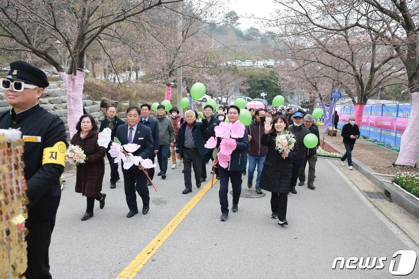 본문 이미지 - 제2회 고창 벚꽃축제가 29일 개막됐다. 심덕섭 군수와 임정호 의장이 벚꽃터널을 걸으며 개막을 알리고 있다.(고창군 제공)2024.3.29/뉴스1 