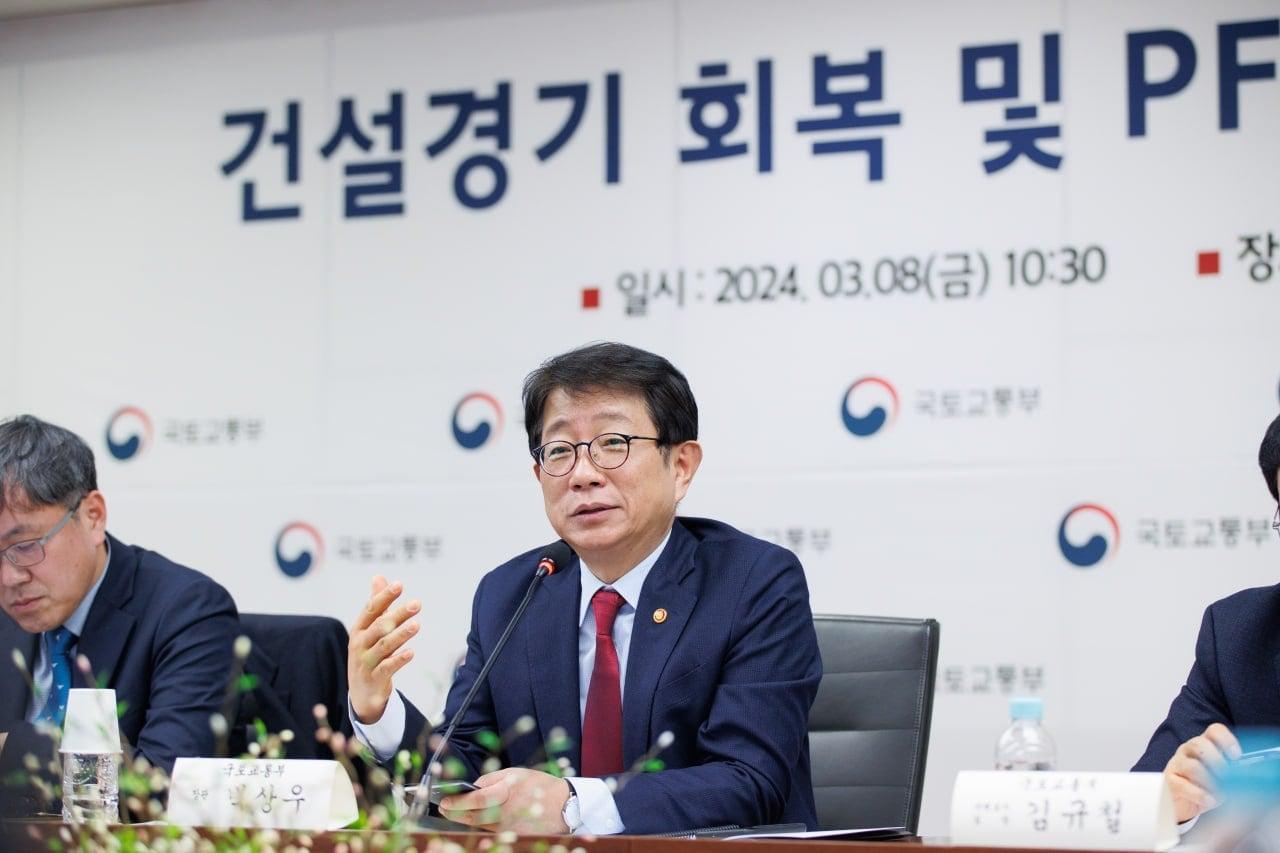 본문 이미지 - 건설경기 회복 및 프로젝트파이낸싱(PF) 연착륙 지원 간담회에서 박상우 국토교통부 장관이 발언하고 있다. /국토교통부 제공 