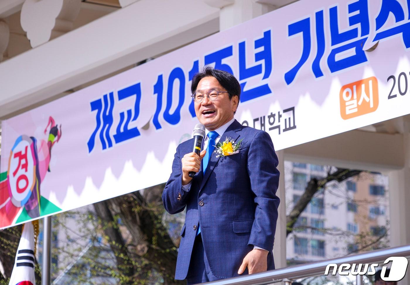 강기정 광주시장이 29일 오전 북구 광주교대 제1운동장에서 열린 '광주교대 개교 101주년 기념식'에 참석해 축사를 하고 있다.(광주시 제공)2024.3.29/뉴스1