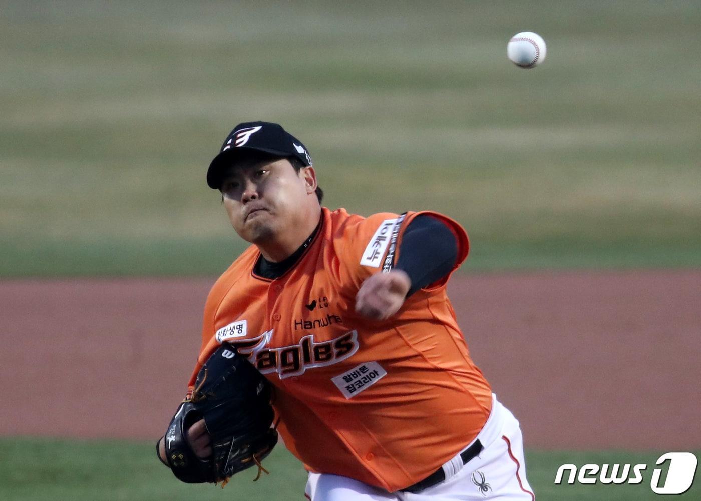 본문 이미지 - 29일 대전 중구 한화생명 이글스파크에서 열린 '2024 신한 SOL 뱅크 KBO리그' KT 위즈와 한화 이글스 경기에서 한화 선발 류현진이 역투하고 있다. 2024.3.29/뉴스1 ⓒ News1 김기태 기자