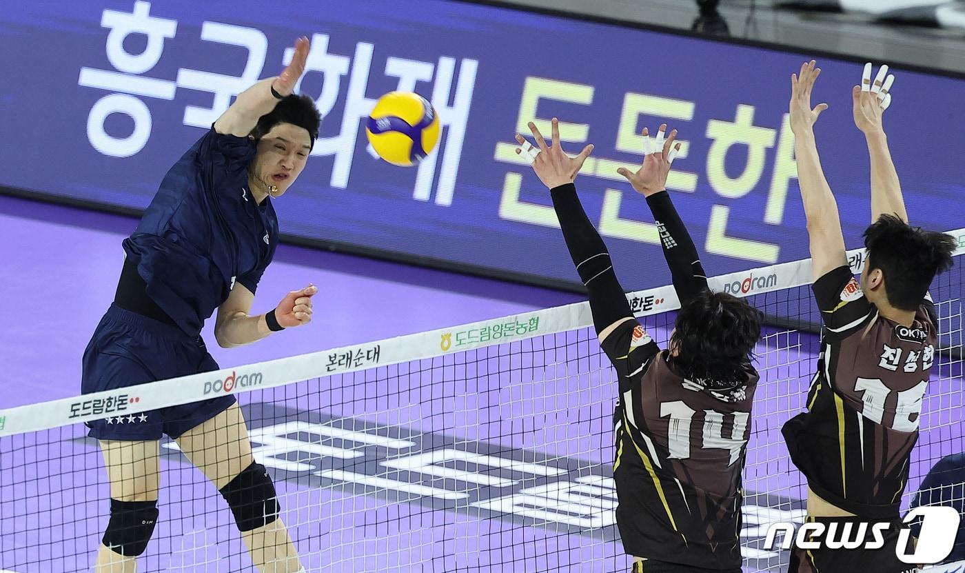 대한항공 정지석이 29일 인천 계양체육관에서 열린 프로배구 '도드람 2023~2024 V리그' 남자부 챔피언결정전 1차전 대한항공과 OK금융그룹의 경기에서 스파이크를 시도하고 있다. 2024.3.29/뉴스1 ⓒ News1 김성진 기자