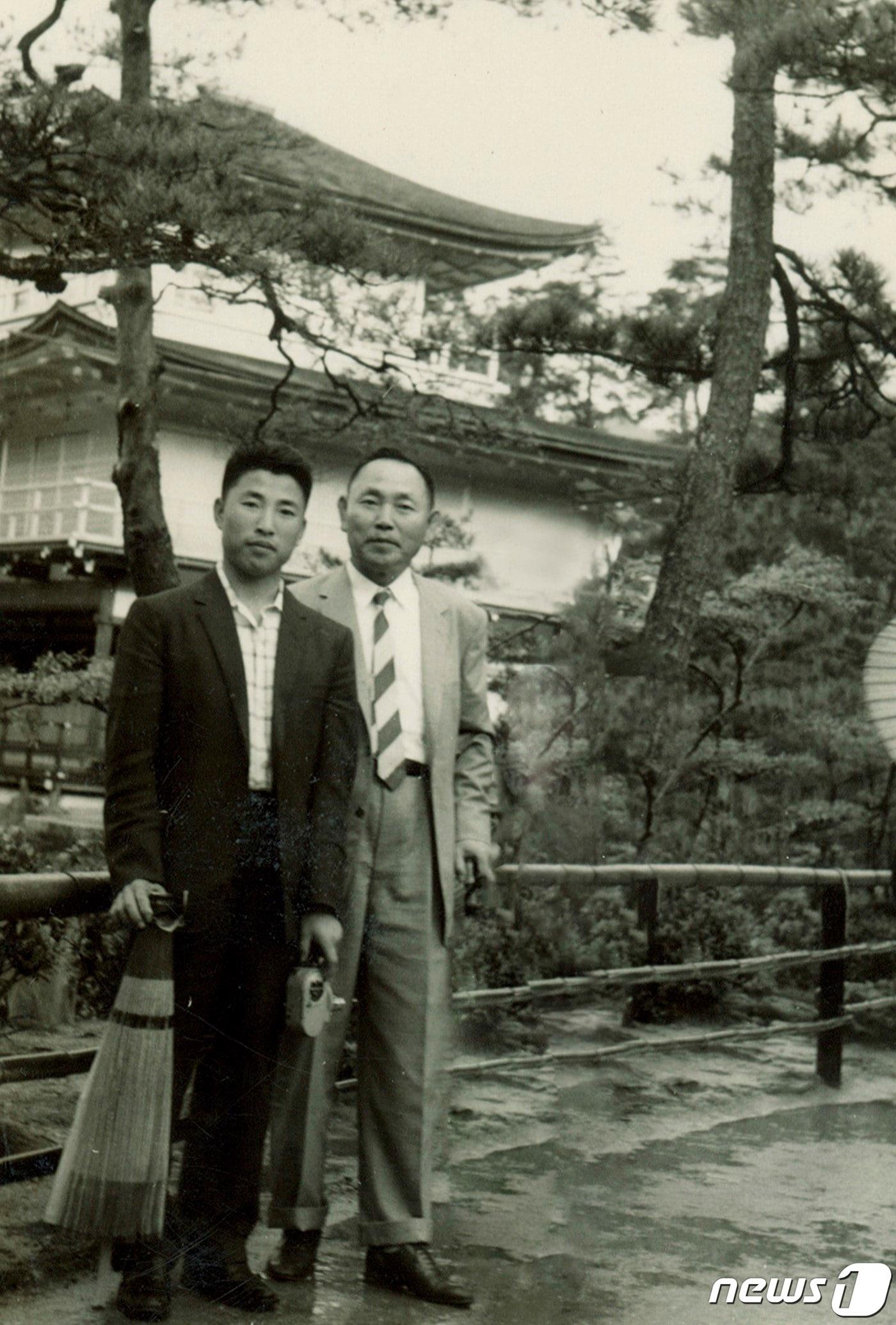 본문 이미지 - 고(故) 조석래 효성그룹 명예회장이 1950년대 후반 일본 유학중 부친인 조홍제 회장과 함께 한 모습. (효성 제공) 