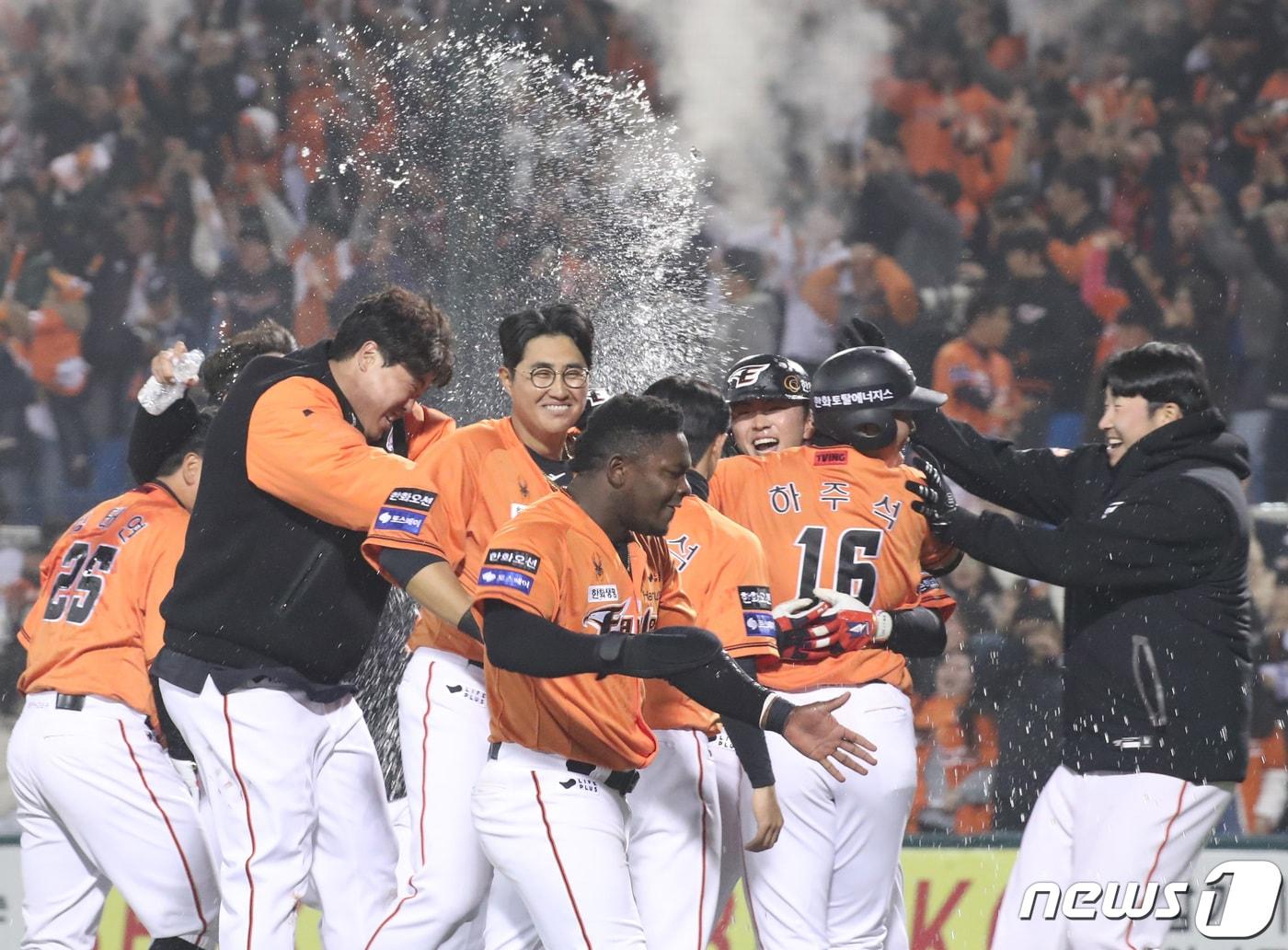 본문 이미지 - 29일 대전 중구 한화생명 이글스파크에서 열린 '2024 신한 SOL 뱅크 KBO리그' KT 위즈와 한화 이글스 경기에서 9회말 2사 2루 상황 한화 임종찬이 끝내기 안타를 치고 동료와 기뻐하고 있다. 2024.3.29/뉴스1 ⓒ News1 김기태 기자