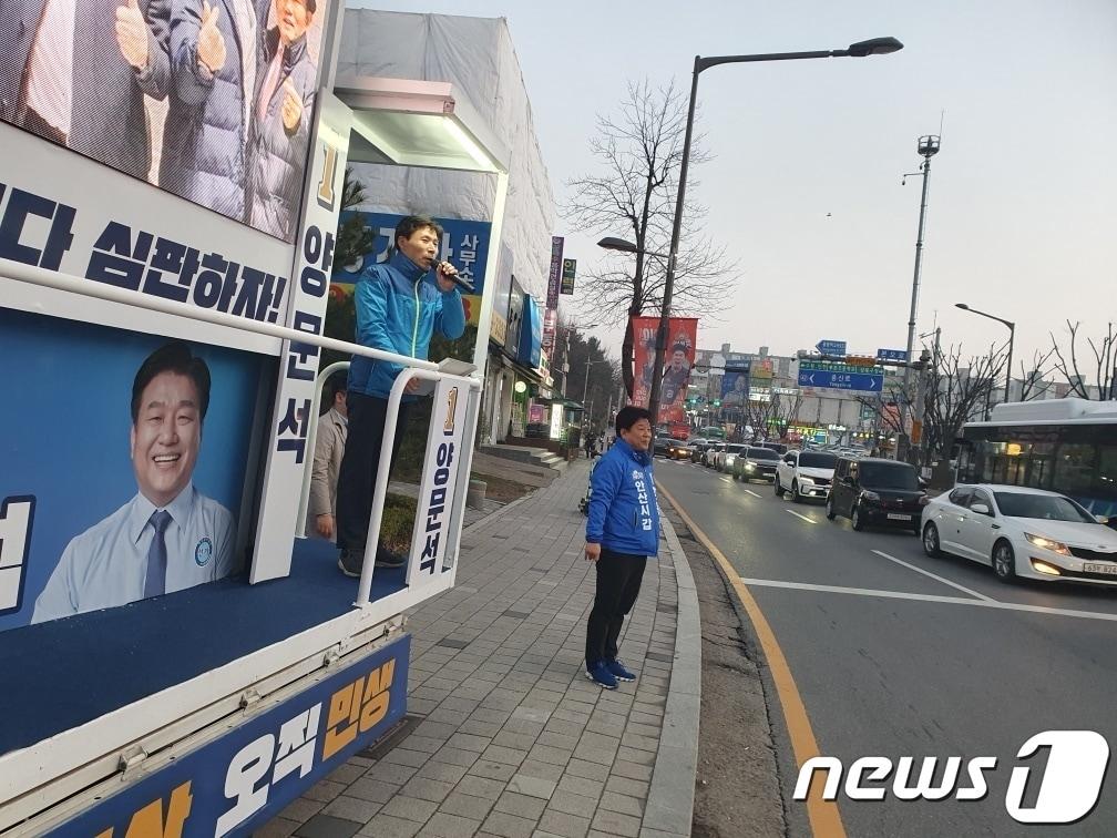 본문 이미지 - 양문석 퇴근인사 유세활동.(양문석 후보 측 제공)