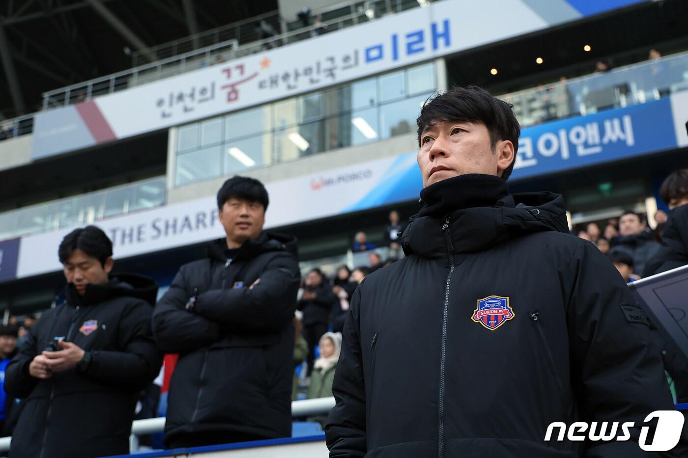 본문 이미지 - 2일 오후 인천광역시 중구 도원동 인천축구전용경기장에서 열린 '하나은행 K리그1 2024' 1라운드 인천 유나이티드와 수원FC의 경기에서 수원 김은중 감독이 피치를 바라보고 있다. 2024.3.3/뉴스1 ⓒ News1 박정호 기자