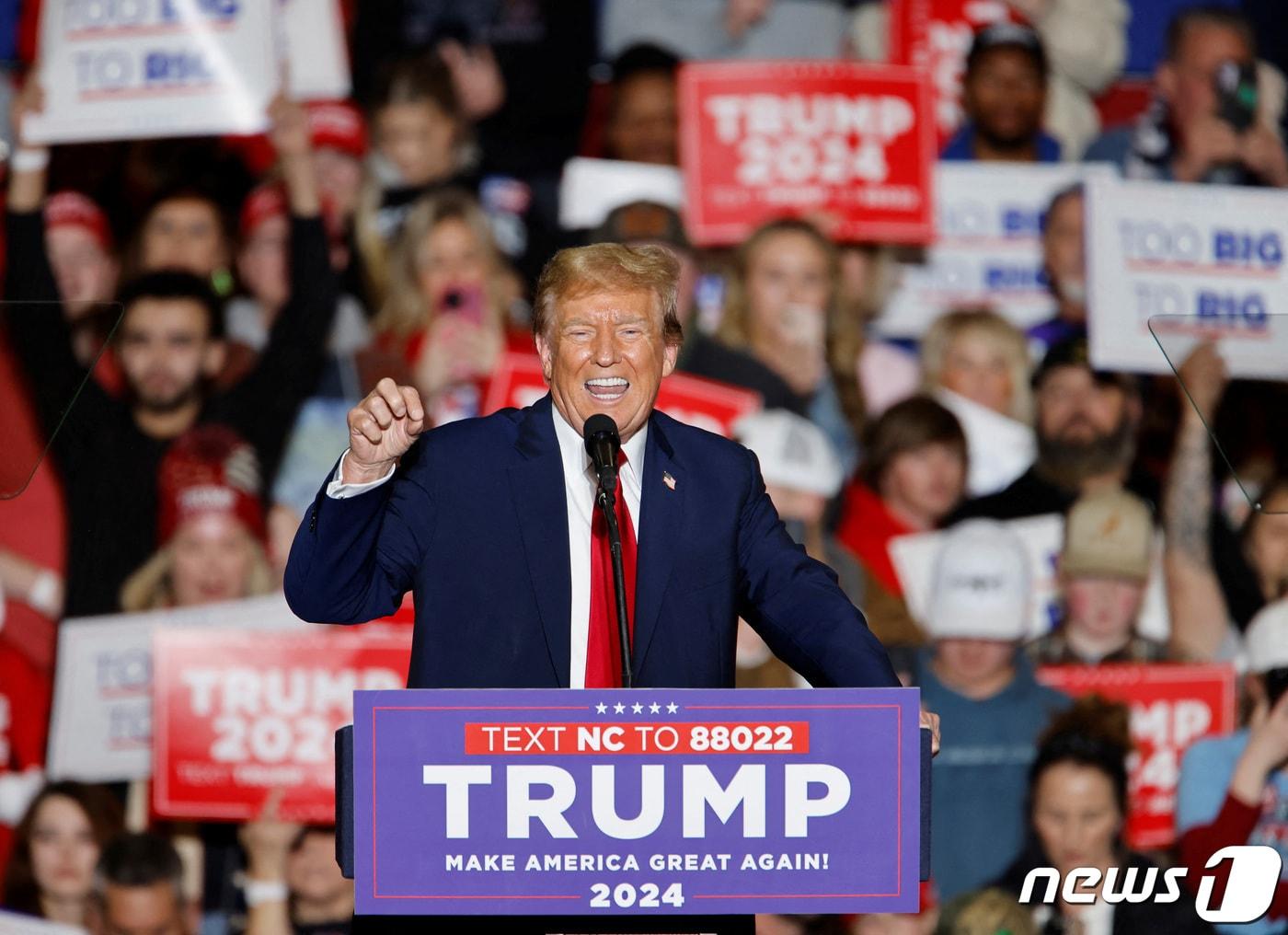 본문 이미지 - 미국 공화당의 유력 대권주자인 도널드 트럼프 전 대통령이 2일(현지시간) 미국 노스캐롤라이나주 그린즈버러·에서 열린 집회에서 연설하고 있다. 2024.3.2. ⓒ 로이터=뉴스1 ⓒ News1 김현 특파원
