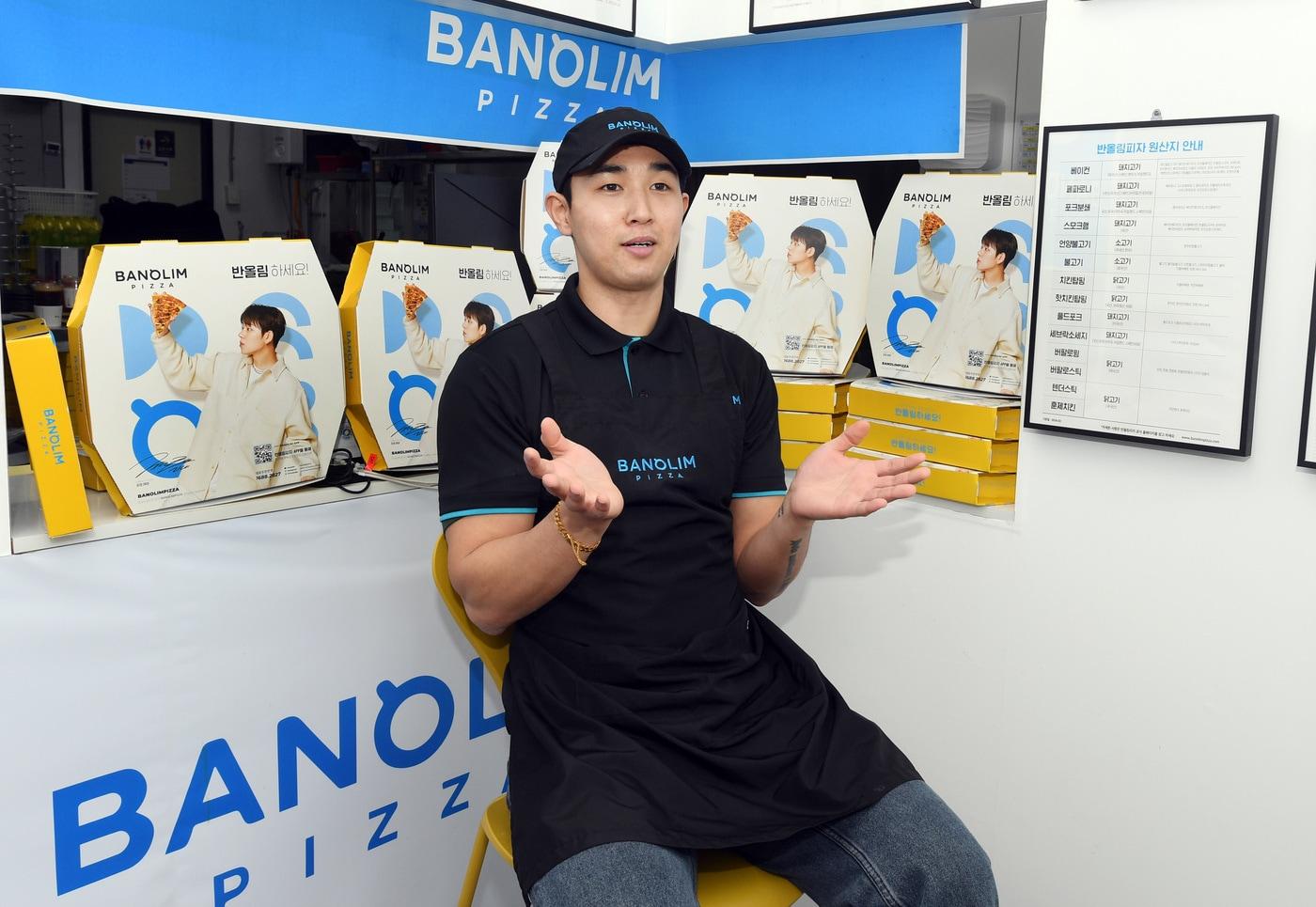 본문 이미지 - 반올림피자 용인양지점 점주 한강민 씨가 뉴스1과 인터뷰를 진행하는 모습.(반올림피자 제공)