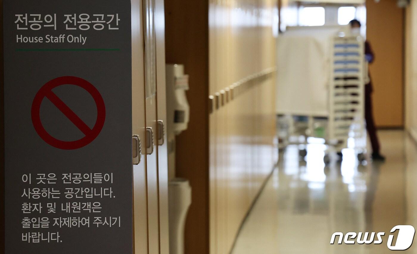본문 이미지 - 전국 의사 총궐기 대회 날을 맞이한 3일 서울 시내 한 대학병원에서 의료진이 이동하고 있다. 2024.3.3/뉴스1 ⓒ News1 김성진 기자