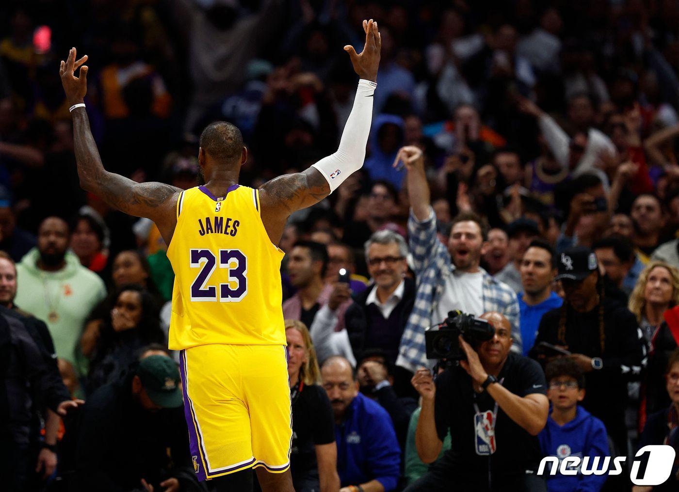 본문 이미지 - '킹' 르브론 제임스가 3일(한국시간) 열린 덴버 너기츠전에서 NBA 통산 4만 득점을 달성했다. ⓒ AFP=뉴스1