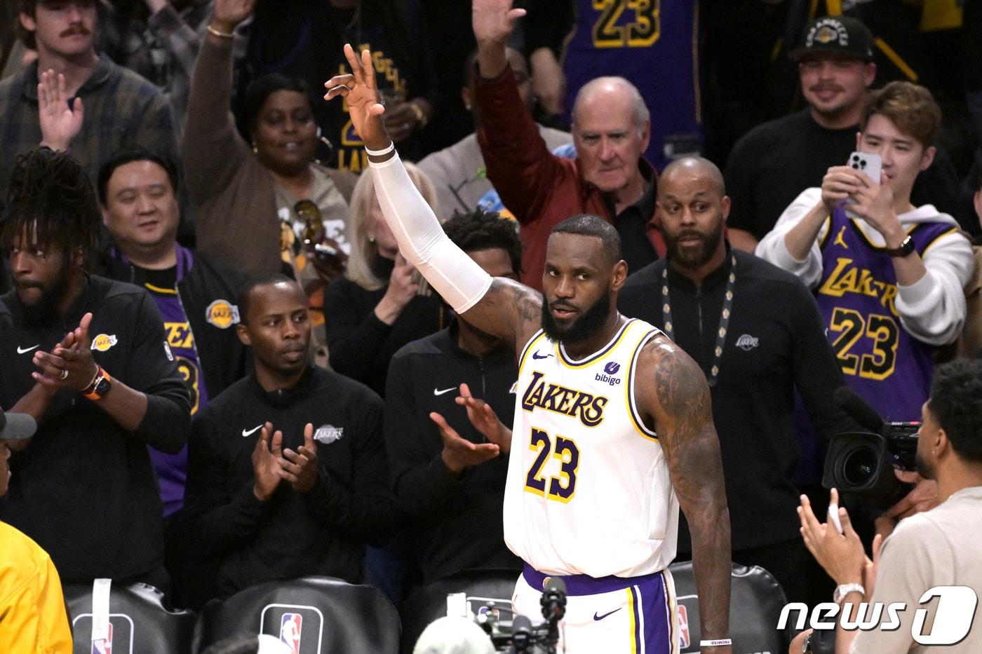 '킹' 르브론 제임스가 3일(한국시간) 열린 2023-24 NBA 덴버 너기츠전에서 정규리그 통산 4만 득점을 달성했다. ⓒ 로이터=뉴스1