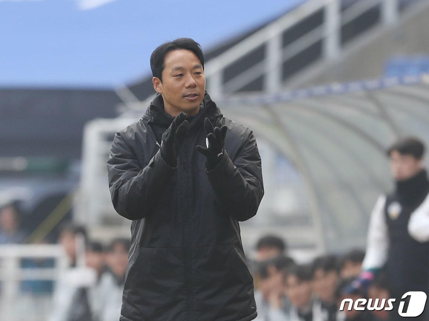 본문 이미지 - 3일 오후 경기 수원시 팔달구 수원월드컵경기장에서 열린 '하나은행 K리그2 2024' 1라운드 수원삼성과 충남아산의 경기에서 수원 염기훈 감독이 선수들을 격려하고 있다. 2024.3.3/뉴스1 ⓒ News1 김영운 기자