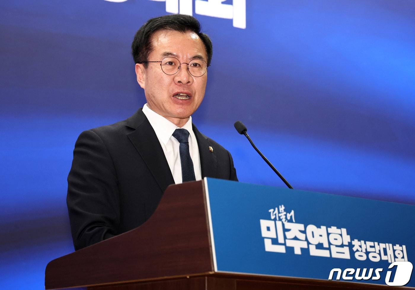 본문 이미지 - 윤영덕 더불어민주연합 공동대표가 지난 3일 오후 서울 여의도 국회의원회관에서 열린 중앙당 창당대회에서 당대표 수락연설을 하고 있다. 2024.3.3/뉴스1 ⓒ News1 구윤성 기자