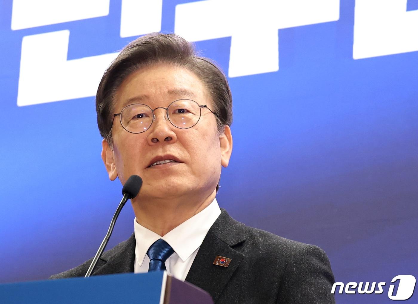 본문 이미지 - 이재명 더불어민주당 대표가 3일 오후 서울 여의도 국회의원회관에서 열린 더불어민주연합 중앙당 창당대회에서 축사를 하고 있다. 2024.3.3/뉴스1 ⓒ News1 구윤성 기자