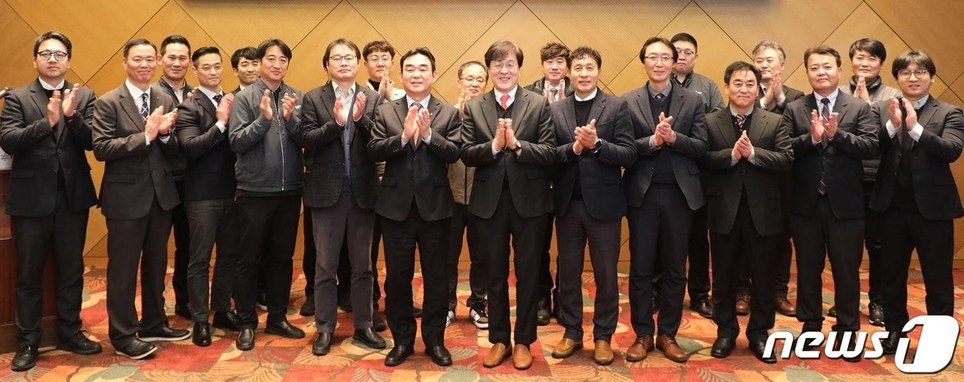 본문 이미지 - 강원랜드와 강원도립대가 최근 정선 하이원 그랜드호텔에서 안전·보안·경비 분야 인재 양성을 위한 업무협약을 맺은 가운데, 참석자들이 기념사진을 촬영하고 있다. (강원랜드 제공) 2024.3.3/뉴스1