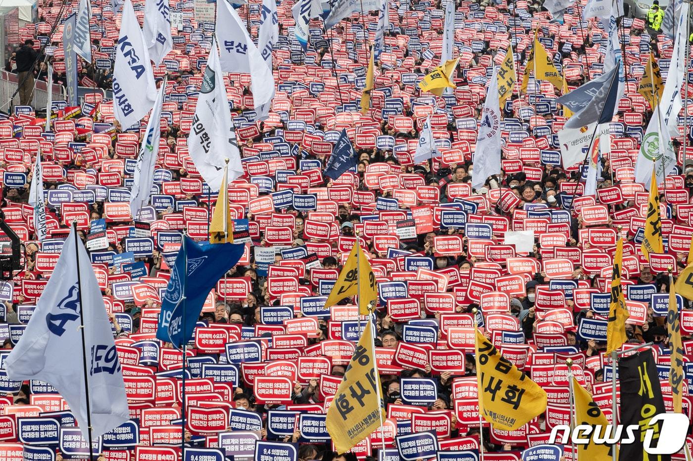 본문 이미지 - 3일 서울 영등포구 여의대로에서 열린 '의대정원 증원 및 필수의료 패키지 저지를 위한 전국 의사 총궐기 대회'에서 참석자들이 구호를 외치고 있다. 2024.3.3/뉴스1 ⓒ News1 유승관 기자