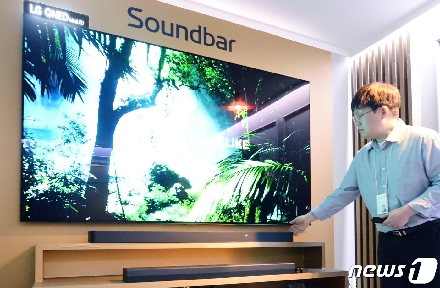 본문 이미지 - 김민구 LG전자 음향개발팀 선임이 LG 사운드바 체험을 안내하고 있다. (LG전자 제공)